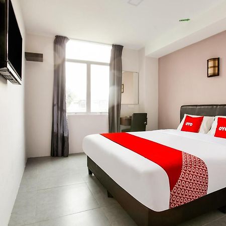 โอโย 89631 988 โฮเต็ล Hotel ยะโฮร์บาห์รู ภายนอก รูปภาพ